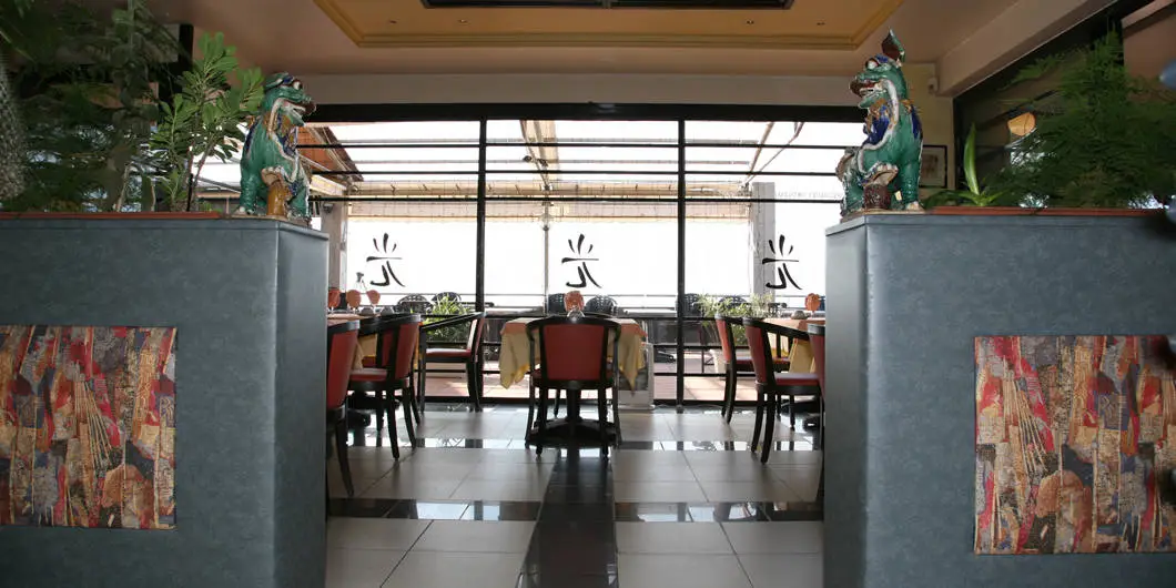 Salle du restaurant Chez Quan et ses baies vitrées face à la mer