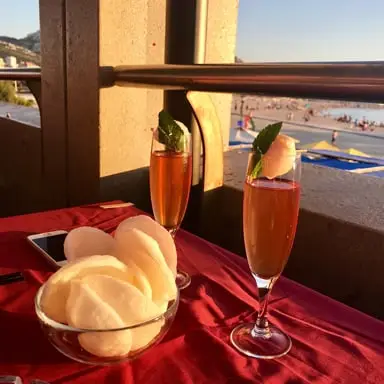 Cocktails et chips de crevettes sur la terrasse, vue sur la plage