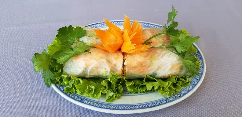 Rouleaux de printemps décorés d’une fleur de carotte